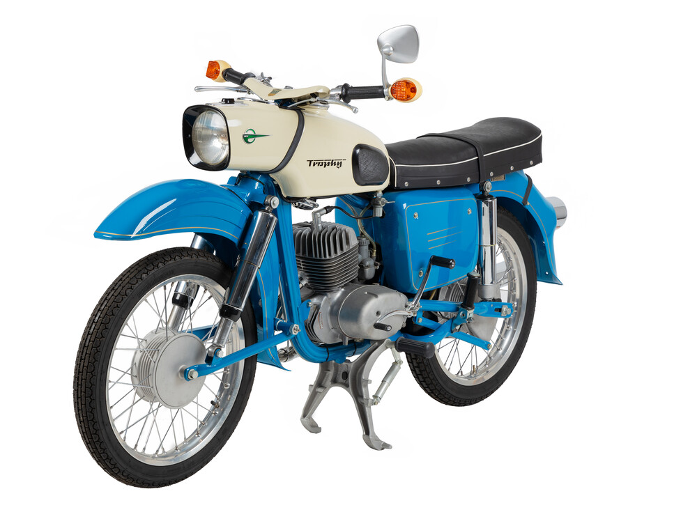 MZ_ES150-1_Trophy_rechtsnachlinks Kopie.jpg