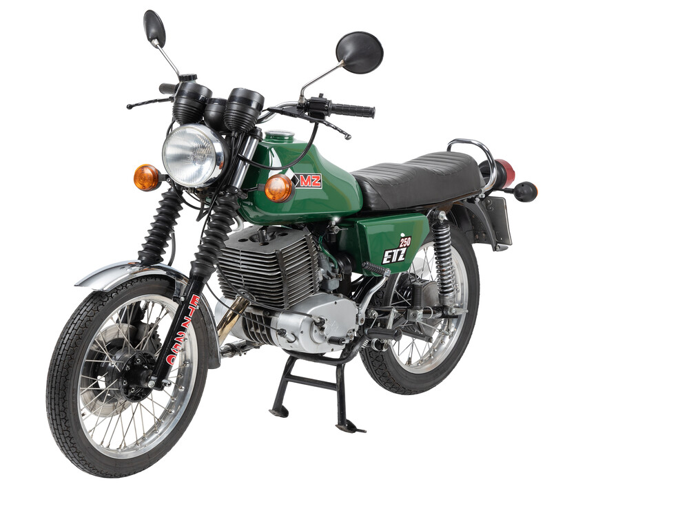 MZ_ETZ250-deluxe_rechtsnachlinks Kopie.jpg