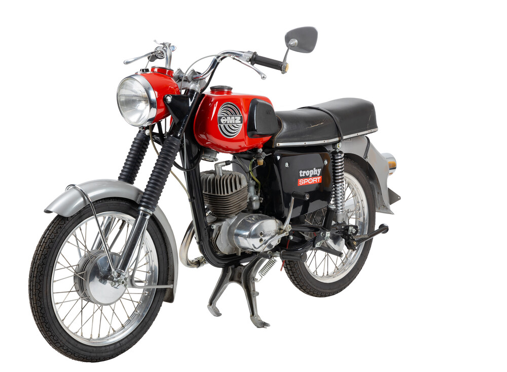 MZ_ETS150_Trophy_rechtsnachlinks Kopie.jpg