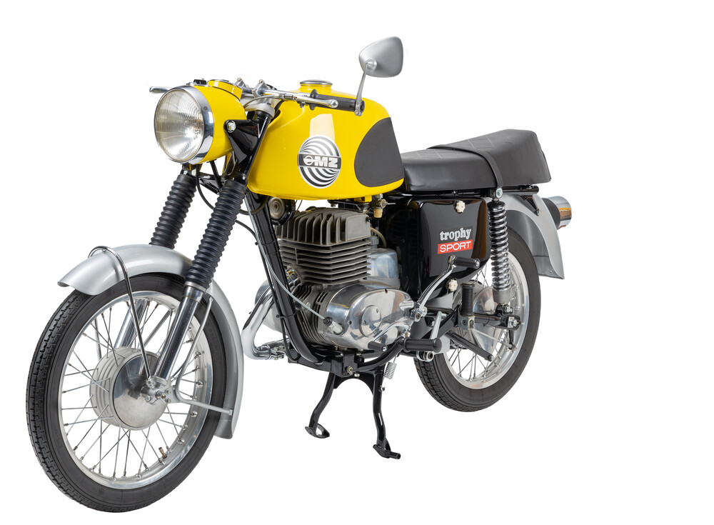 MZ_ETS250_Trophy_rechtsnachlinks Kopie.jpg